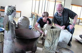 Museumsleiterin Kerstin Schneider und der Grafiker Dietrich Ziebart aus Meiningen sind derzeit dabei, für jedes Exponat den optimalen Platz in den Ausstellungsräumen von Schloss Glücksburg zu finden. Foto: Susann Winkel