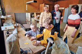 Im traditionsreichen Töpferhof Gramann in Römhild versuchten sich diese Kinder aus Untermaßfeld am Formen des Werkstoffes Ton. Foto: W. Swietek