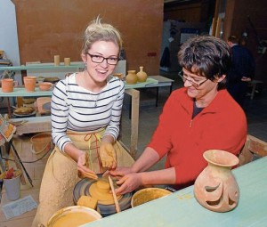 Tina Hebenstreit (links) aus Hildburghausen hatte den Mut, sich selbst an die Töpferscheibe zu setzen, Anleitung gibt ihr die Keramikerin Ramona Grimm. Foto: W. Swietek 