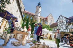 Schloss Glücksburg und strahlender Sonnenschein boten wieder die perfekte Kulisse für den 4. Thüringer Keramikmarkt in Römhild. Händler wie Besucher waren begeistert von der Atmosphäre dieses Marktes, der zum ersten Mal vom Förderverein "Internationales Keramiksymposium" veranstaltet wurde.  Fotos: proofpic 