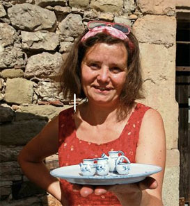 Die Pößnecker Keramikerin Ulvhild Einsiedel war bislang an allen Römhilder Märkten beteiligt. Ihr Markenzeichen: blau-weiße Fayencetechnik.  Foto: lau